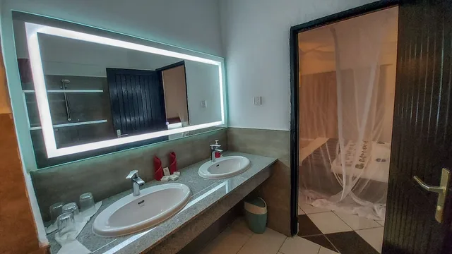 غرفة كلاسيكية بسرير كينج بشرفة، DIANI SEA RESORT 3/6