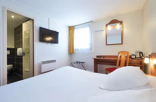 Standard, Double Bed, Hotel Kyriad Saint Quentin En Yvelines - Montigny 2/9