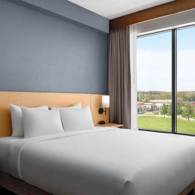 غرفة بسريرين مزدوجين مع أريكة في طابق مرتفع، Hyatt Place Atlanta Arpt North 1/10