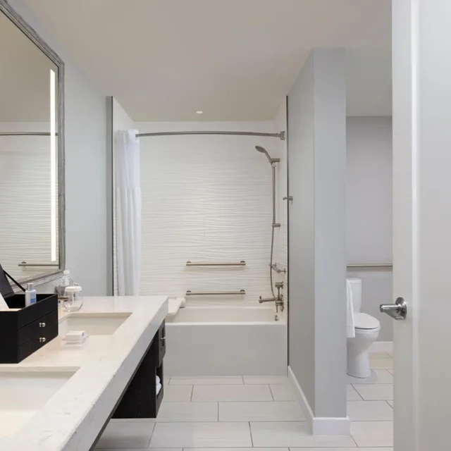 جناح بسرير كينج بغرفتين بحوض استحمام لذوي الإعاقة، Sunsuites Villas at Sunseeker Resort, Curio by Hilton 4/4