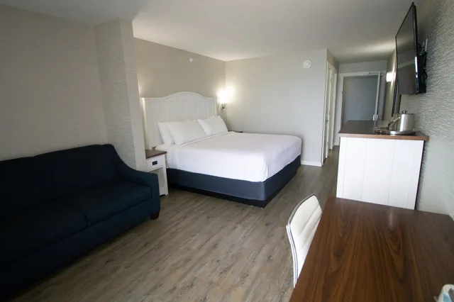Walkout, King Bed, Beach View, Sofa، The Baywatch Resort 4/9