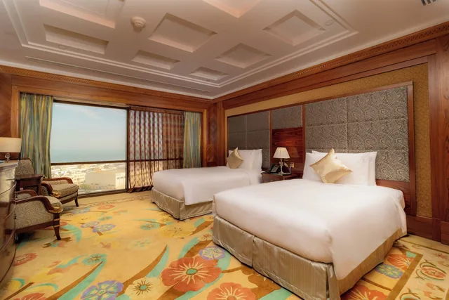 جناح بسرير فردي بإطلالة على البحر بغرفتي نوم بحوض جاكوزي مع دخول صالة النادي، Holiday Inn Kuwait 2/5