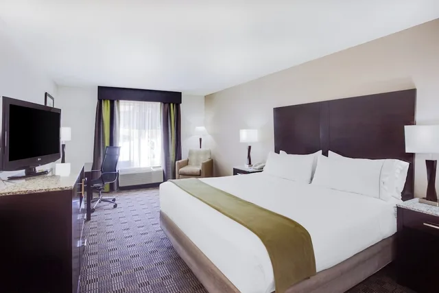 غرفة قياسية بسرير كينج لذوي الإعاقة، Holiday Inn Express Hotel Suites Mebane 1/5