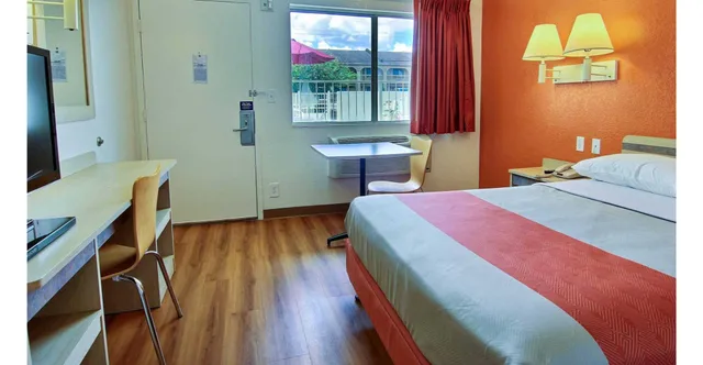 1 Queen Bed - Micfridge، Motel6 Kingsville, TX 1/7