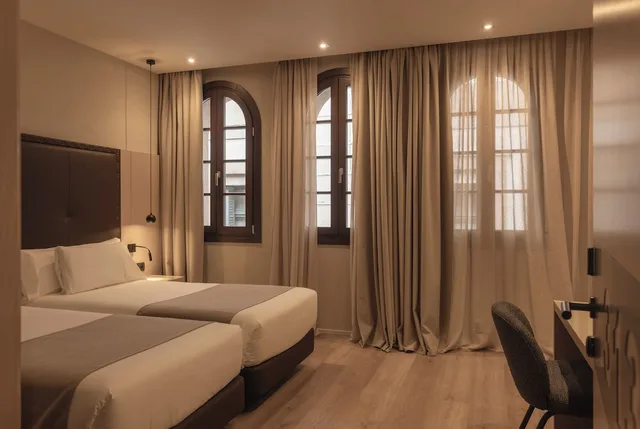 Superior, Deluxe, Family, Single, Twin Beds, 2 Sofa, Gran Hotel Barcino 6/10
