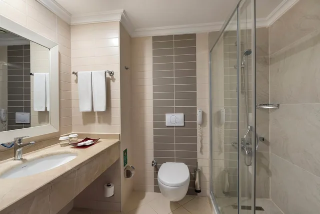 غرفة قياسية بسرير مزدوج وسرير فردي بإطلالة على البحر، Orange County Belek 8/10