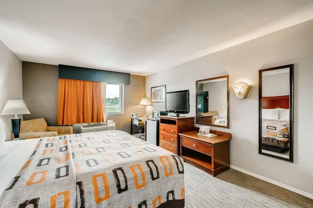 جناح بسرير كينج، Orangewood Inn Suites Midtown 1/2