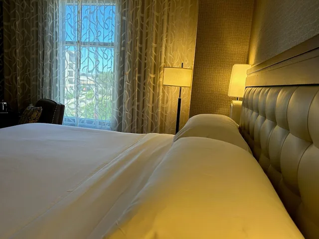 غرفة كلوب بسرير كينج بإطلالة على المسبح لذوي الإعاقة، Sheraton Austin Georgetown Hotel Conference Center 1/4