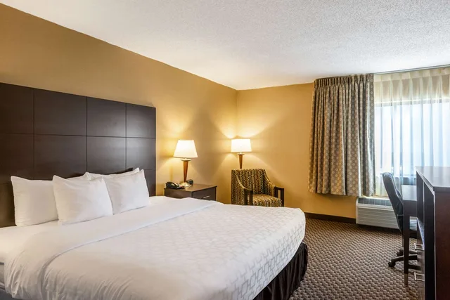 غرفة بسرير كينج، Clarion Pointe Harrisonburg 1/3