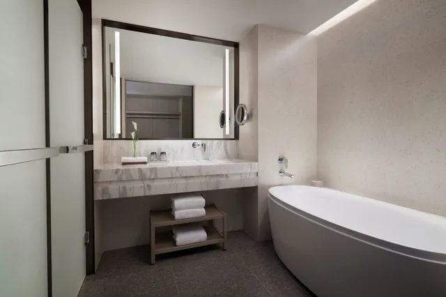 غرفة عائلية بسرير مزدوج بشرفة للمدخنين، Marriott Yalong Bay 8/8