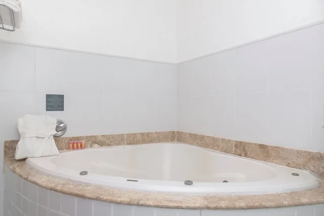 غرفة ديلوكس بسرير مزدوج بإطلالة على الحديقة بحوض جاكوزي، Rio Búzios Beach Hotel 7/10