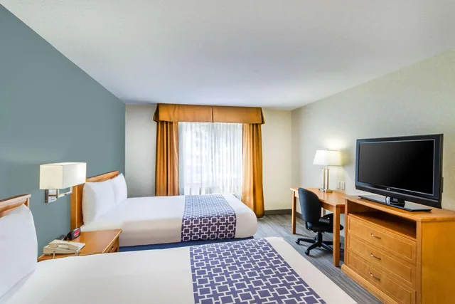 غرفة بسريرين كوين في المبنى الرئيسي، Econo Lodge Inn & Suites Calgary - University 7/10