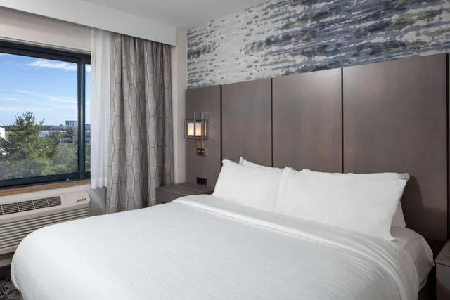 جناح بسرير كينج، Embassy Suites by Hilton Portland Maine 1/2