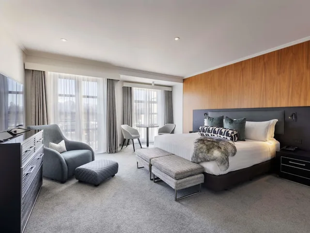 غرفة سوبيريور بسرير كينج، Sofitel Queenstown Hotel and Spa 2/2