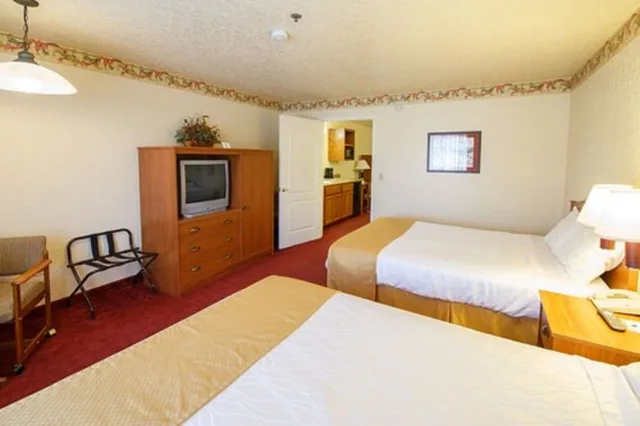 جناح بسريرين كوين مع أريكة، Murphys Suites 3/5