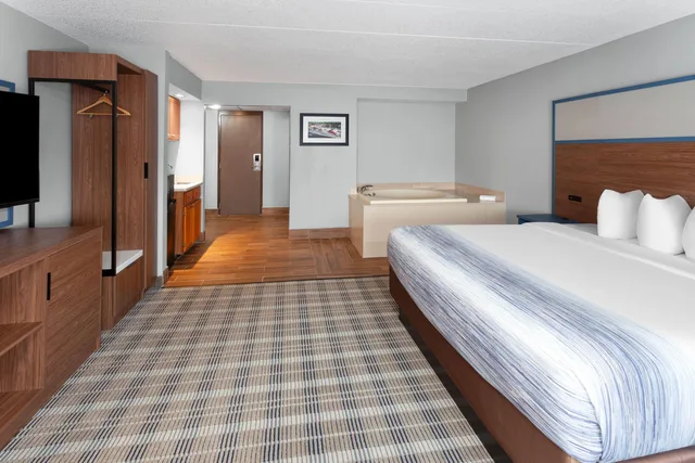 جناح بسرير كينج بحوض جاكوزي، AmericInn & Suites By Wyndham Baraboo Event Center 3/7