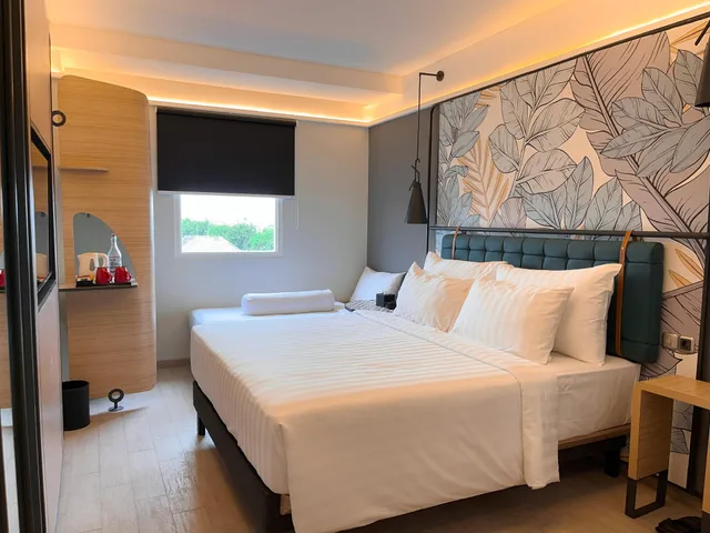 غرفة ديلوكس بسرير كينج بغرفة نوم واحدة مع أريكة، Luminor Hotel Legian Seminyak 1/2