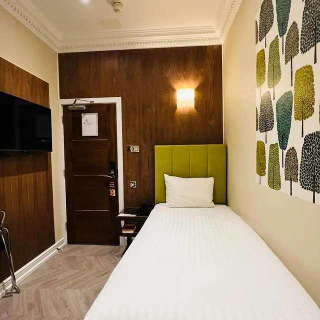 غرفة مفردة، The Cheshire Hotel 5/12