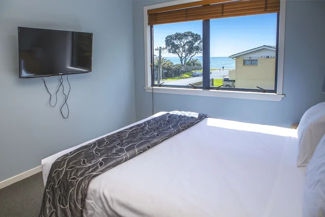 جناح بريميوم بسرير كينج بغرفة نوم واحدة مع أريكة، Waves Motel 2/2