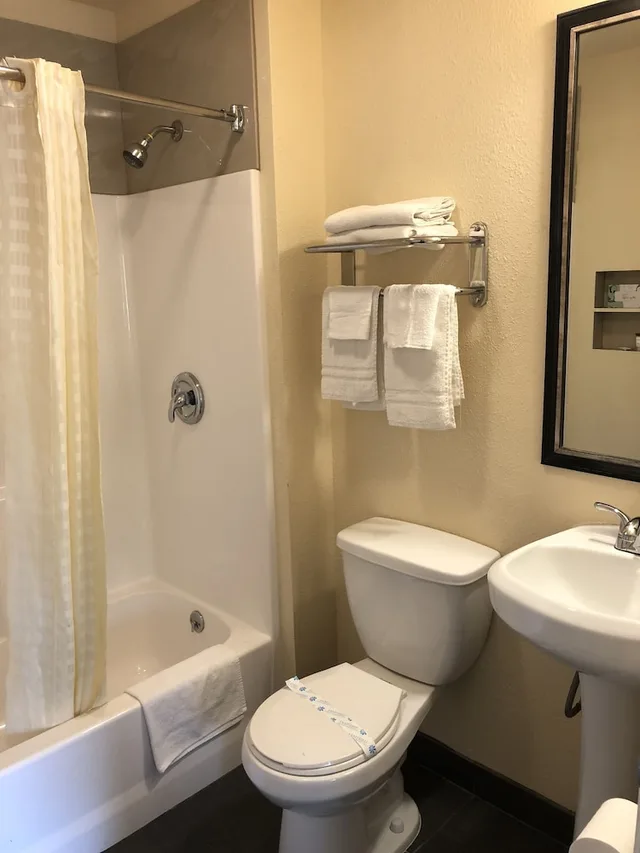 استوديو ديلوكس بسريرين مزدوجين، Lamplighter Motel 6/9