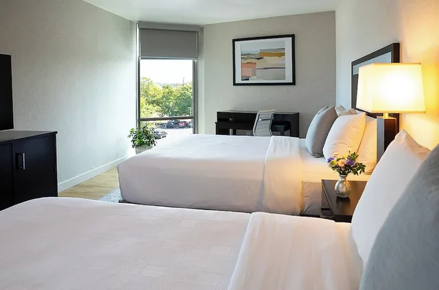 غرفة قياسية بسريرين كوين لذوي الإعاقة، Delamar Traverse City 2/3