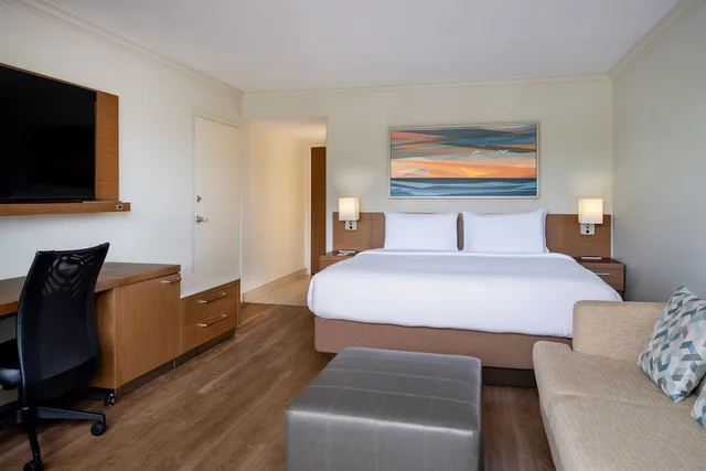 غرفة بسرير كينج بشرفة مع أريكة، Courtyard By Marriott Naples 1/2