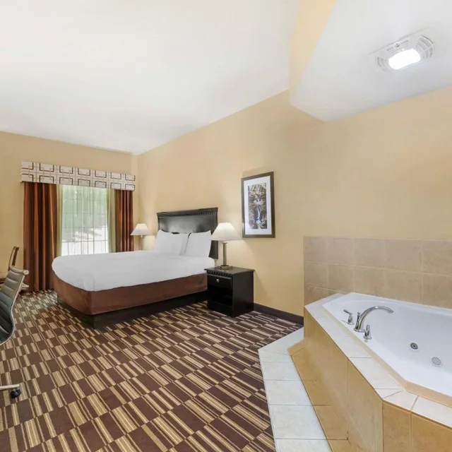 غرفة بسرير كينج بجاكوزي، Best Western Plus Victor Inn & Suites 3/5