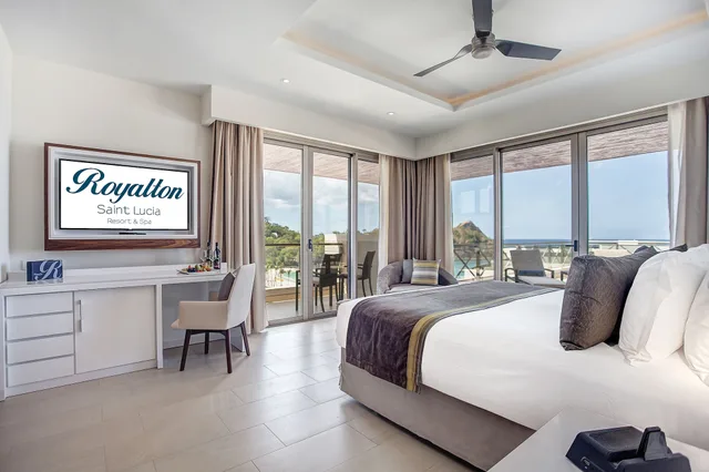 غرفة رئاسية فاخرة بسرير كينج بإطلالة على البحر بغرفة نوم واحدة مع أريكة، Royalton Saint Lucia An Autograph Collection All Inclusive Resort 2/9