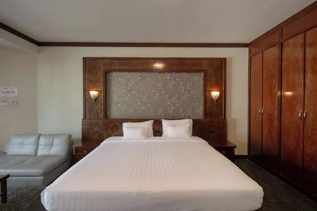 Junior Suite, Double Bed, Pool Front، Erawan Hotel 5/10