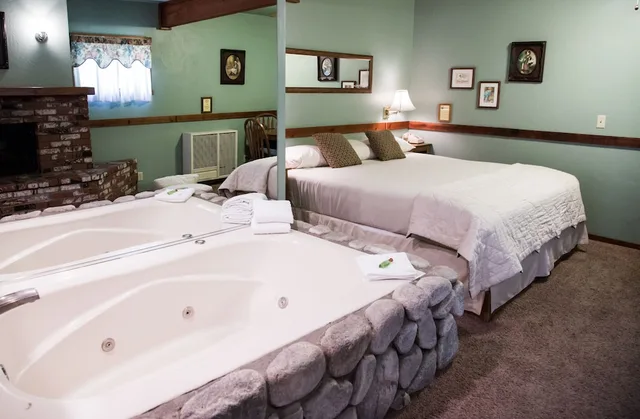 غرفة قياسية بسرير كينج بحوض جاكوزي، Sleepy Forest Cottages 4/6