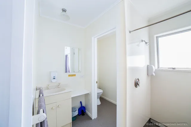 2 Bedrooms, Motel, 1 Double and 4 Single Beds، Richmond Motel And Holiday Park 3/3