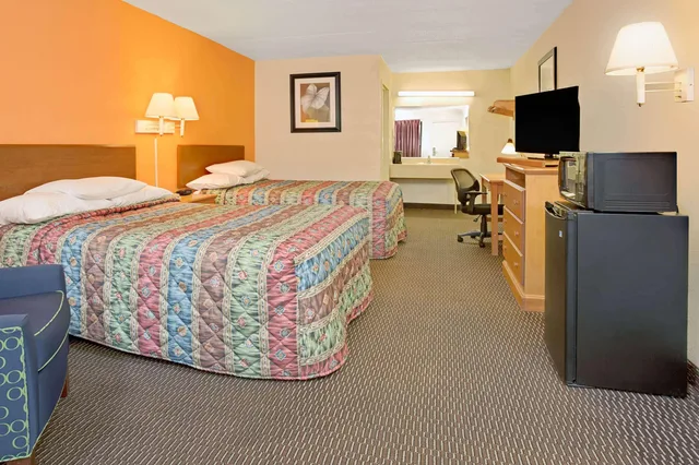 غرفة بسريرين مزدوجين للمدخنين، Days Inn by Wyndham Cincinnati East 1/2