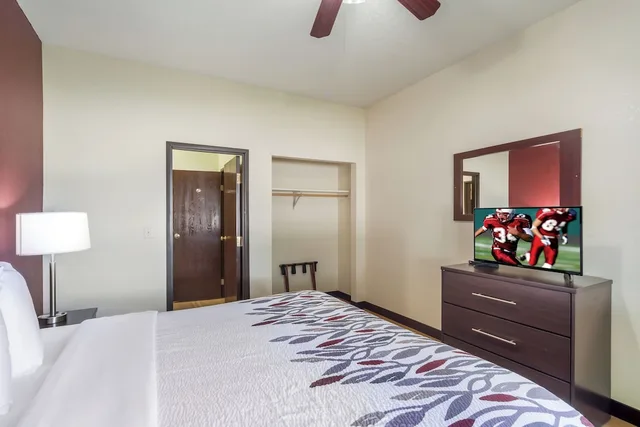شقة بسرير كينج بغرفة نوم واحدة، Red Roof PLUS Omaha - Council Bluffs 1/3