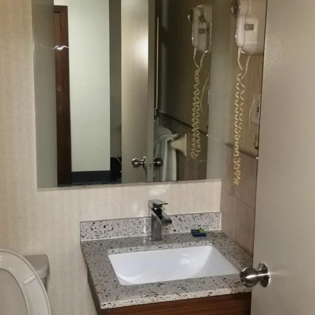غرفة بسرير كينج وسرير كوين، Baymont By Wyndham Montreal Airport 4/10