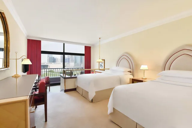 غرفة ديلوكس بسريرين منفصلين بإطلالة، Sheraton Grand Doha Resort & Convention Hotel 1/4