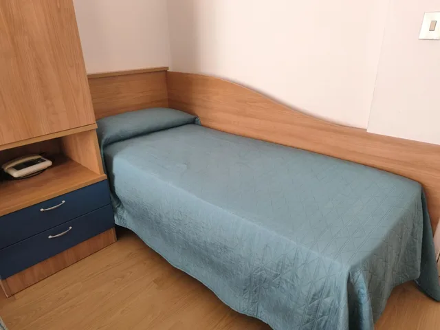 غرفة ثلاثية، Hotel Midi 6/10
