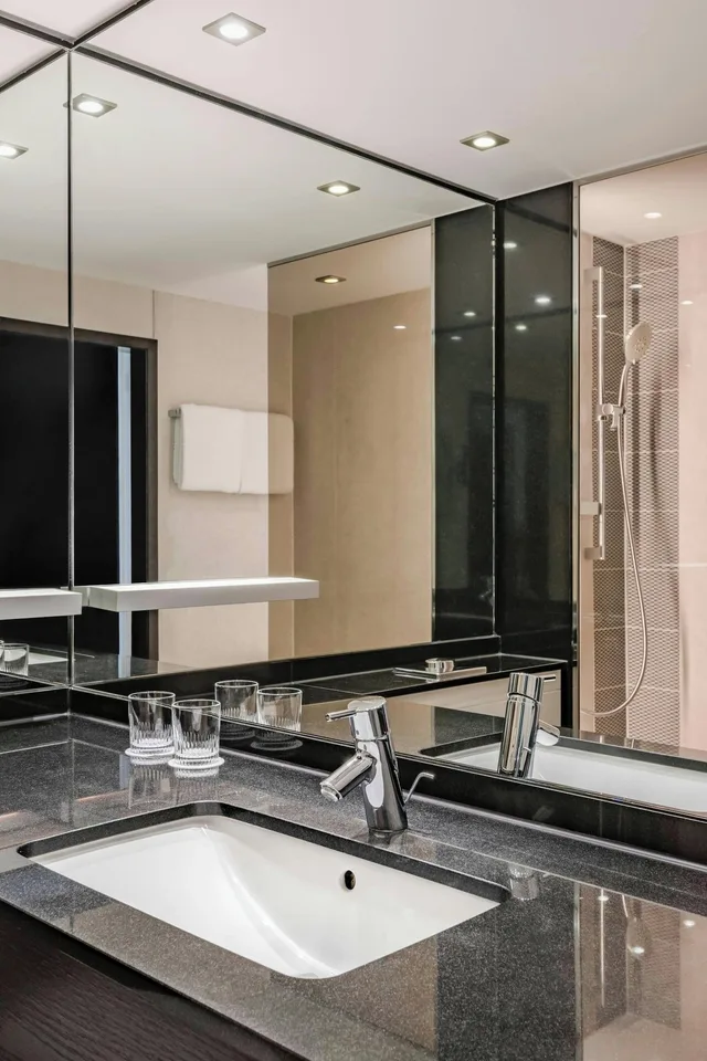 غرفة ديلوكس رباعية بسريرين مزدوجين، Munich Marriott Hotel 8/8