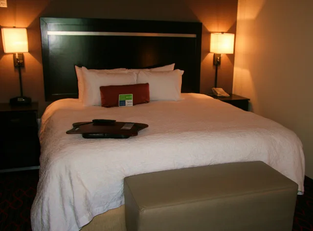 غرفة بسرير كينج، Hampton Inn by Hilton Fort Saskatchewan 2/4
