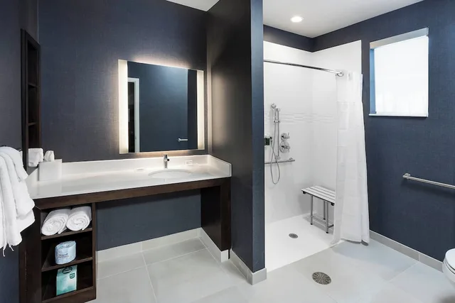 جناح بسرير كينج بغرفة نوم واحدة مع أريكة، Residence Inn Milwaukee Brookfield 5/5