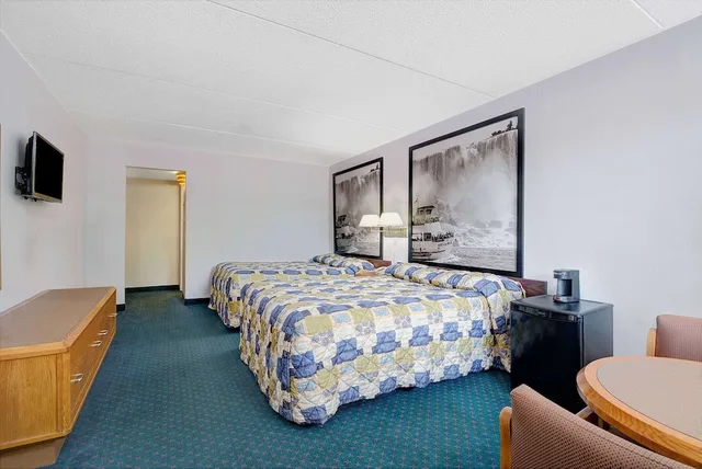 غرفة قياسية بسريرين كوين، Super 8 By Wyndham Niagara Falls North 1/5