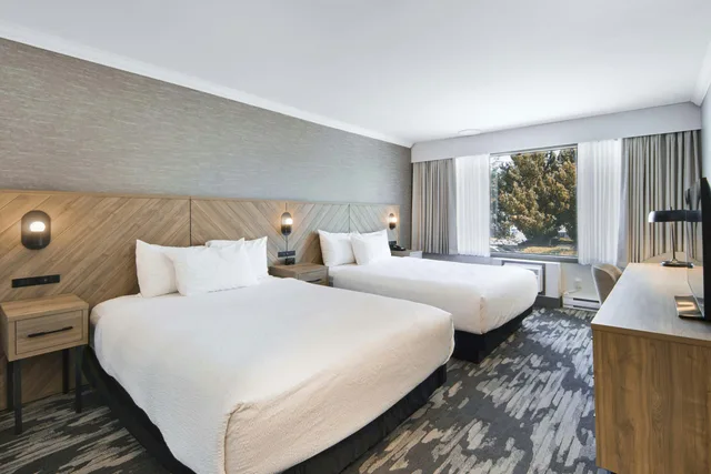 Standard, 2 Queen Beds, Atrium Building، Sandman Hotel Kelowna 3/4