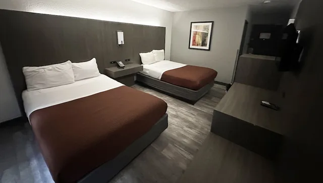 غرفة بسريرين مزدوجين، Magnuson Hotel Fort Wayne North Coliseum 2/10