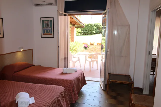 شقة كومفورت بسرير كوين بإطلالة على الحديقة بغرفة نوم واحدة مع أريكة في الطابق الأرضي، Residence Villa Giardini 1/6