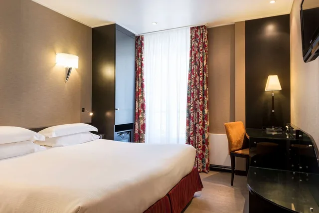 غرفة كومفورت بسرير كينج، Hotel Jardin De Cluny 2/2