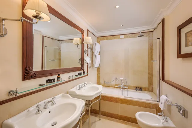 غرفة بريستيج بسرير كوين بإطلالة جزئية على البحر، Grand Hotel Bristol Resort and Spa 5/8