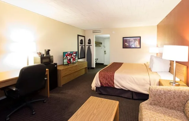غرفة بسرير كينج لذوي الإعاقة، Days Inn by Wyndham Williamsport 2/3