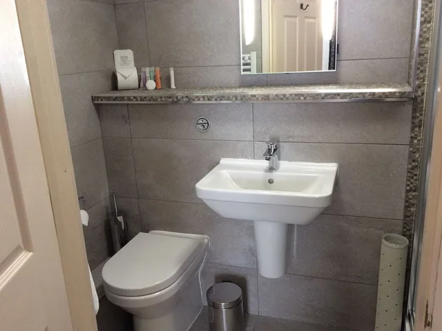 غرفة قياسية صغيرة بسرير كوين، The Buttery Guest House 4/6