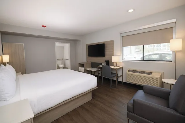 غرفة بسرير كينج لذوي الإعاقة، Travelodge By Wyndham LAX South 1/10
