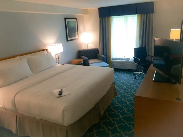 غرفة قياسية بسرير كينج لذوي الإعاقة، Holiday Inn Express & Suites West Ocean City 2/5