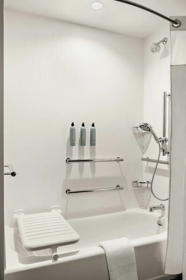 Room, King Bed, Courtyard by Marriott Milwaukee Brookfield at Poplar Creek 4/4